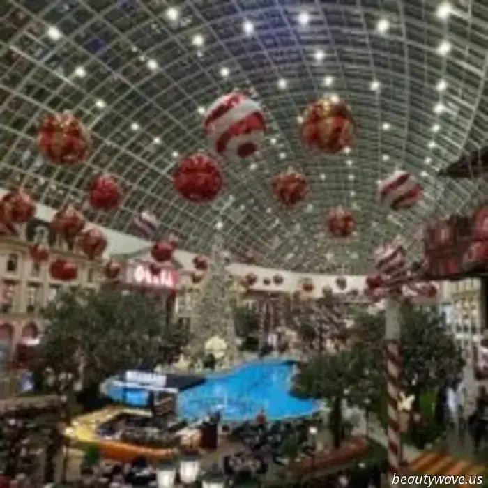 „Trauminsel“ ist für die Feiertage bereit: 450 Weihnachtsbäume, schwebende Kugeln und magische Installationen