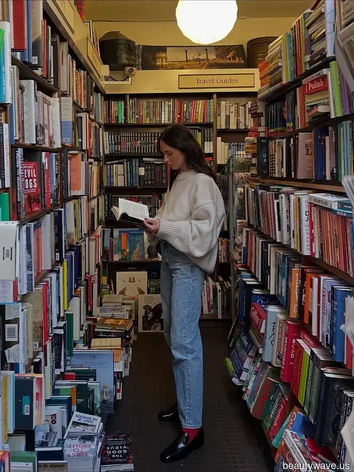 Indeed, blue skinny jeans have made a comeback—here are 7 outfits that keep them feeling fresh in 2025.