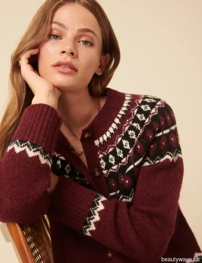 Джинсы *технически* подходят ко всему, но я считаю, что они выглядят наиболее стильно с этой классической вязаной вещью.