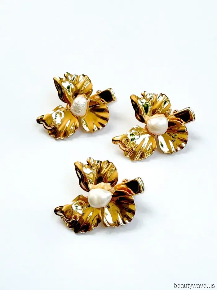 От французских булавок до кружевных шарфов, это стильные аксессуары для волос, которые доминируют этой весной.