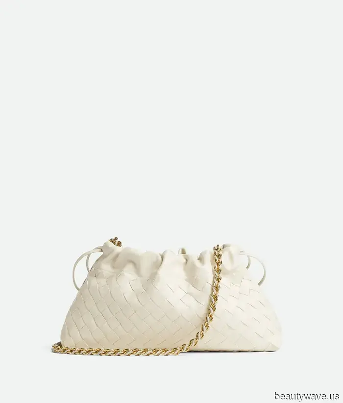 Donning this Winter 2025 shoe trend with a completely black outfit is the simplest way to appear stylish rather than dull.