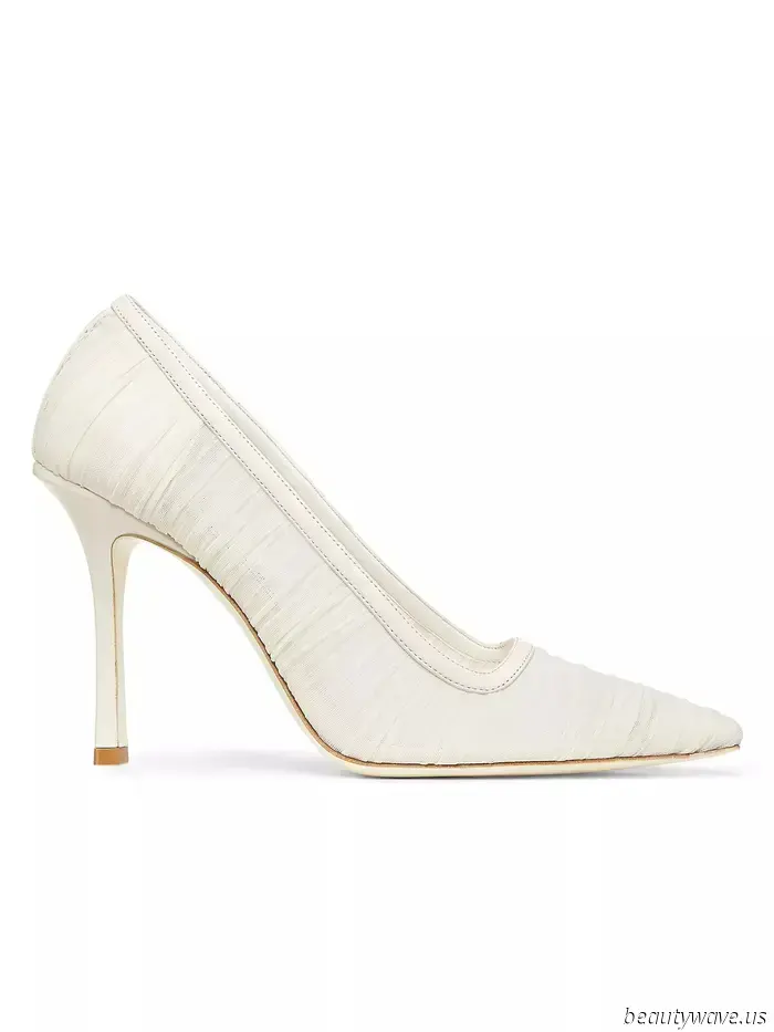 La gente de moda en Nueva York acaba de descubrir una nueva tendencia de color de zapatos que hace que los minifaldas "básicas" se sientan tan frescas