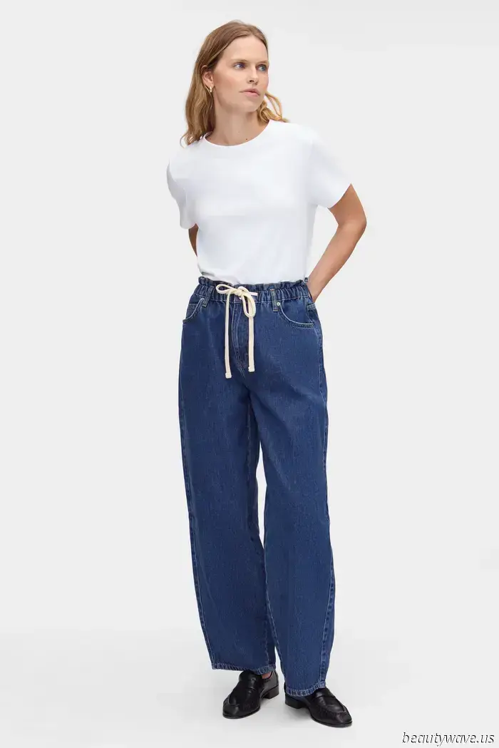 This summer denim trend is completely different from skinny jeans, and I’m noticing it everywhere.