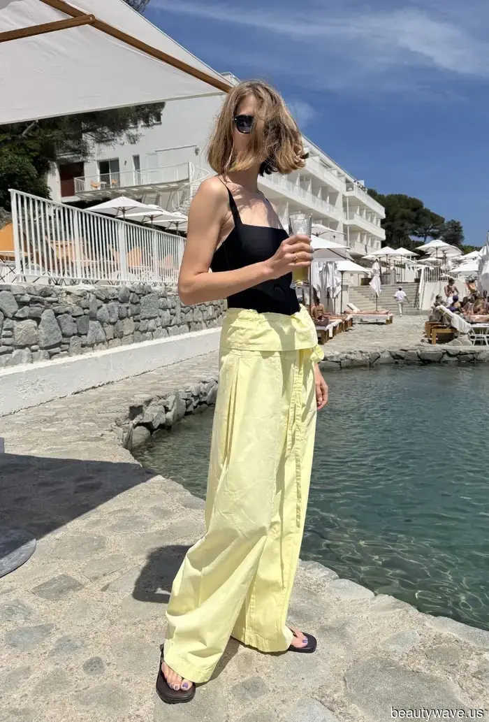 Klassisch, zeitlos und immer schick: Elegante Französinnen greifen in jedem Sommer auf diesen Badeanzug-Stil zurück.