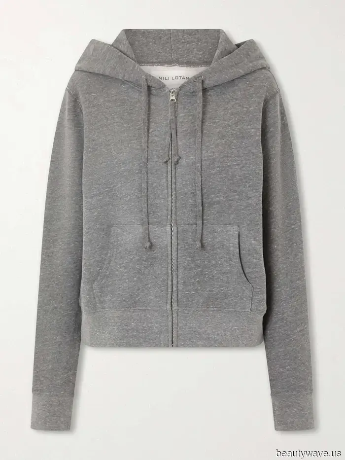 Non è un maglione&mdash;Il basic preferito di Hailey Bieber per il pre-autunno rende i leggings i più cool.