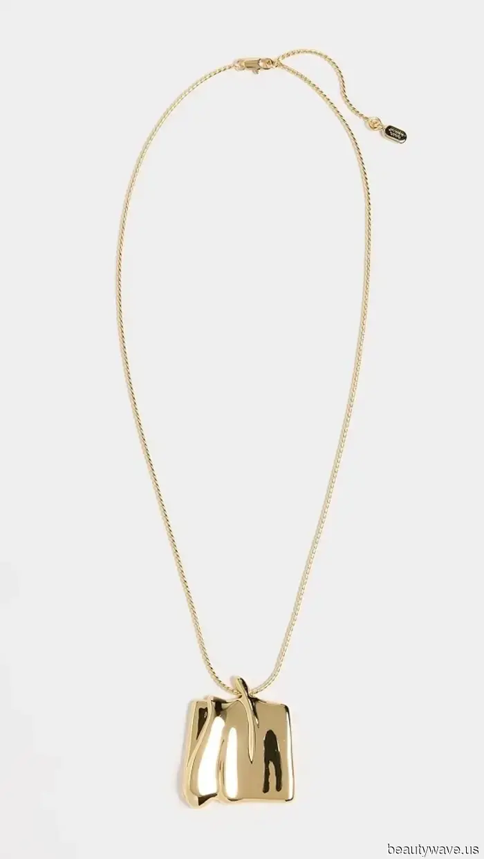 Bella Hadid acaba de llevar la tendencia de accesorios más grande de 2026 en París.