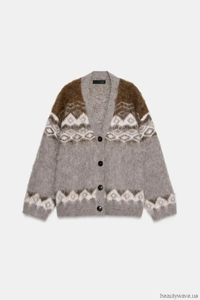 If you're aiming for an elegant look rather than a sporty vibe in leggings, this is the winter trend you should embrace.