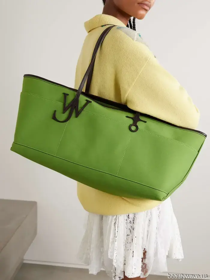 Face the Truth: These 8 Bag Trends Went Out of Style in 2025.