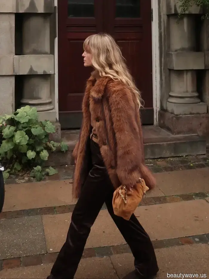 Halten Sie die Skinny Jeans und Ankle Boots&mdash;Das werden alle 2026 mit Kunstfellmänteln tragen.