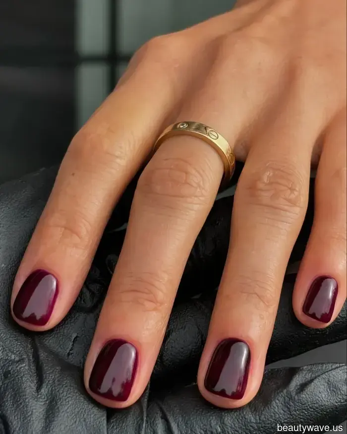 Elegante, senza tempo e ovunque guardi: I soli 9 colori di smalto scuro di cui hai bisogno per una manicure ultra-lussuosa