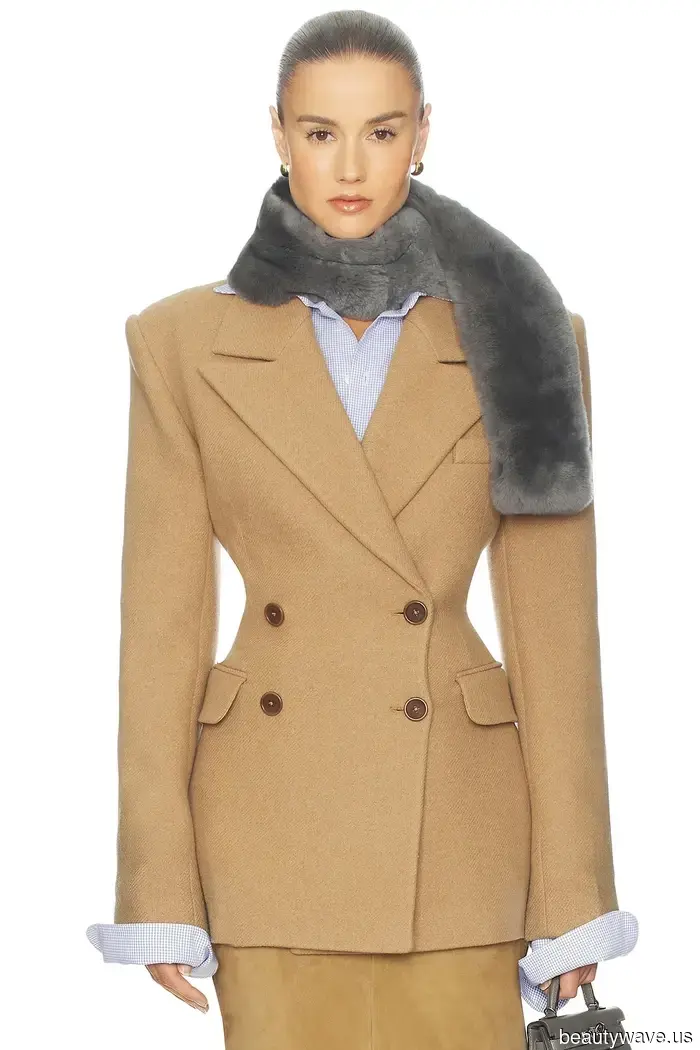 Wenn Sie wie ein It-Girl in einem Blazer aussehen möchten, tragen Sie ihn mit dem angesagten Accessoire-Trend, den jeder gerade will.