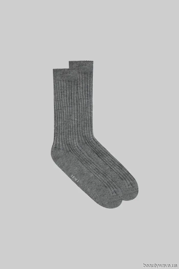 Wenn Sie möchten, dass Ihre grundlegenden Outfits in diesem Frühling cool aussehen, tragen Sie diesen Socken-Trend dazu.