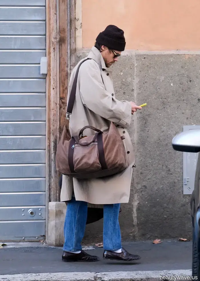 No Croc&mdash;Las personas de moda en sus 30 y 60 años están usando esta elegante tendencia de zapatos con jeans
