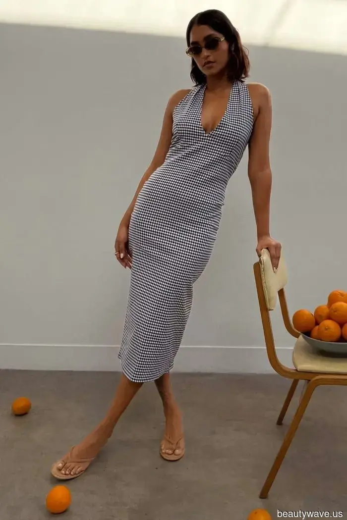 Este vestido sencillo de los años 2000 está en la maleta de todas las personas de moda este verano.