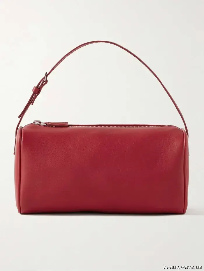 A friend inquired about the handbag color trends that will be popular this winter and in the future, so I shared these essential styles with her.