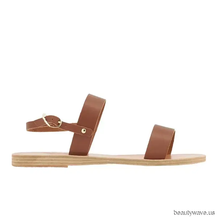 Claudia Schiffer recently sported the French-girl jeans and sandals combination that I genuinely suggest wearing while flying.