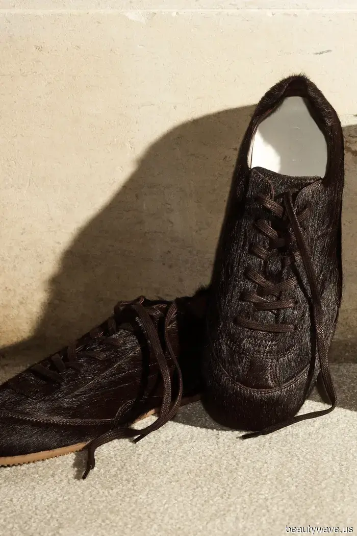 Bootcut leggings can appear odd when paired with the wrong footwear, but these five styles are chic choices.