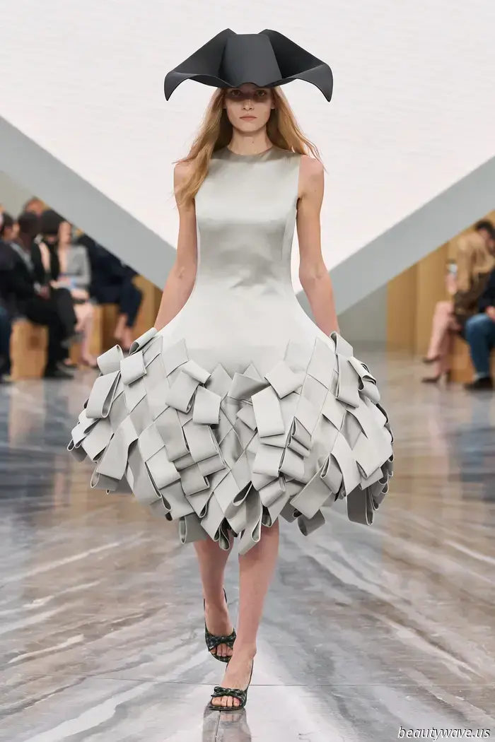 Chaquetas Bar reducidas, sombreros escultóricos y un gran paisaje de fantasía: Jonathan Anderson inicia un nuevo capítulo en Dior.