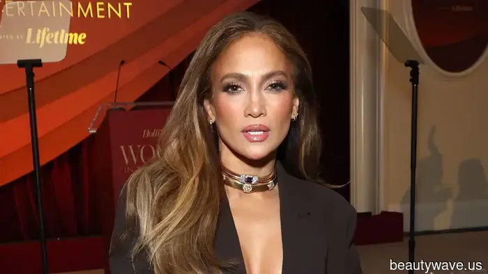 Out of nowhere, this eye-catching dress trend has made a comeback—here are the shoes that enhance its elegance.