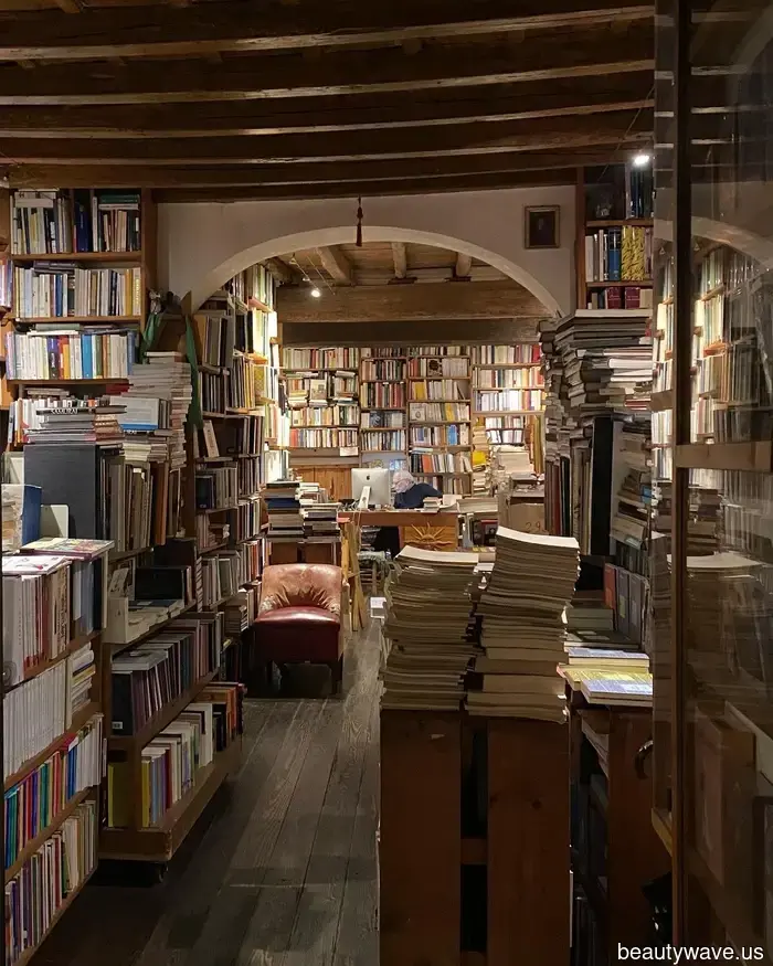 Wool Trench Coats, Tailored Trousers, and These 13 Gothic Fragrances—The Editor's Guide to a Dark Academia Autumn