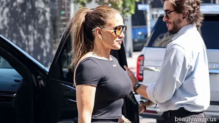 Skip the jeans—this cut and color of leggings always look better with trainers.