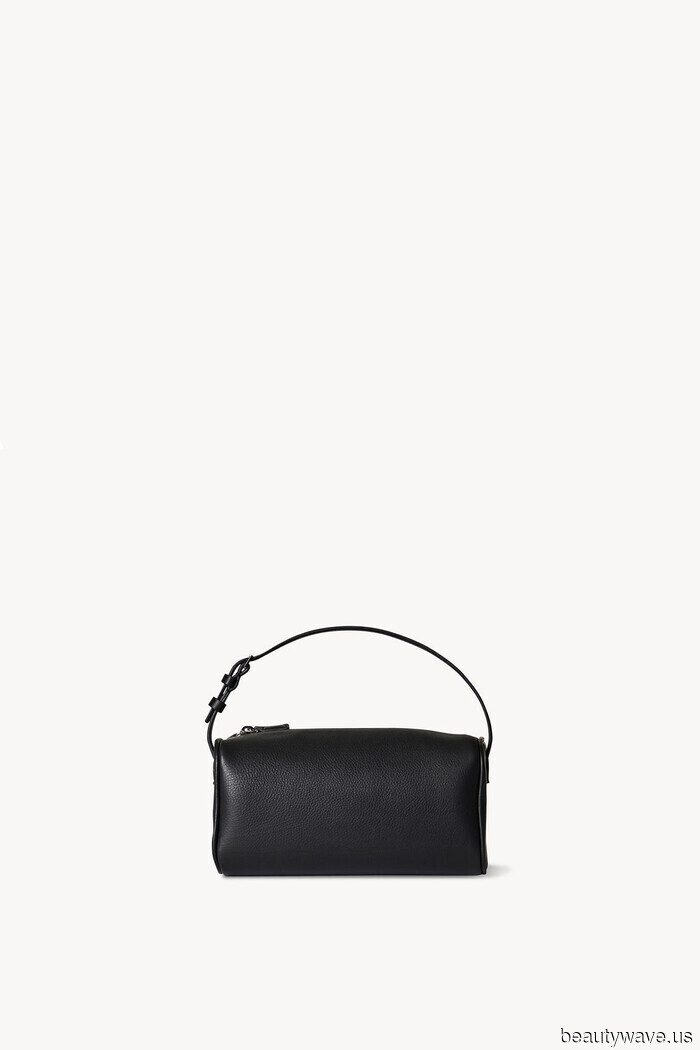 Laura Harrier no puede dejar de llevar este bolso atemporal de The Row (y no, no es un Margaux)