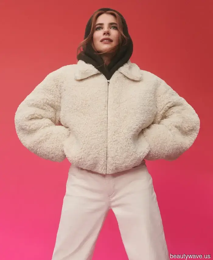 Abiti con Fiocco Rosso, Pantaloni di Velluto e Camicie da Smoking&mdash;Emma Roberts Condivide Cosa Indossa Questa Stagione Festiva