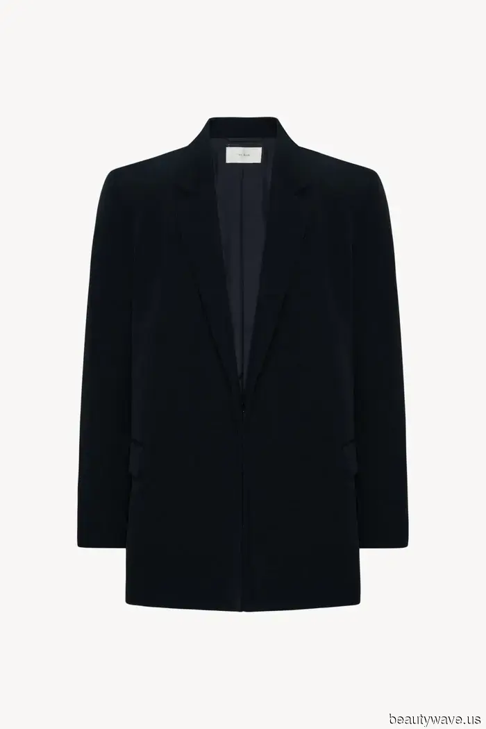 Il Lusso Silenzioso Non È Morto&mdash;Ashley Olsen Ha Appena Indossato Un Tailoring Nero In Una Ondata Di Calore Estiva A Parigi