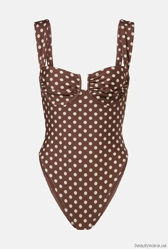 Klassisch, zeitlos und immer schick: Elegante Französinnen greifen in jedem Sommer auf diesen Badeanzug-Stil zurück.