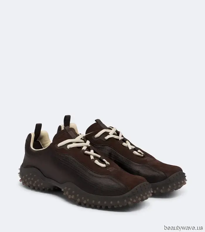 It's Arrived: The Autumn Sneaker Color Trend to Pair with the Legging Hue Every It Girl Will Have in 2026.