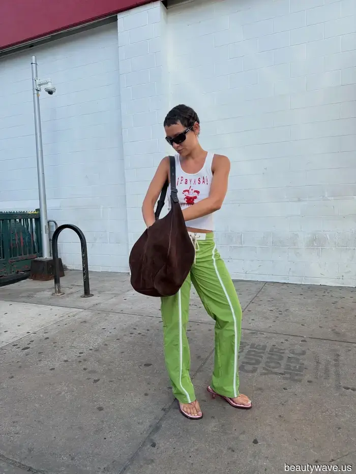Der unerwartete Hosen-Trend, den coole Mädchen mit Bikinis, Tanktops und Flip-Flops tragen