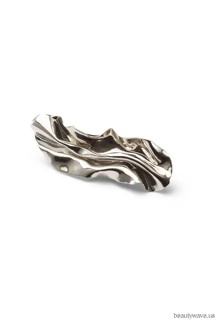 The Opera Aesthetic Will Be Trendy for 2026—20 Beauty Must-Haves That Bring to Mind Bright Stages and Plush Velvet Seats