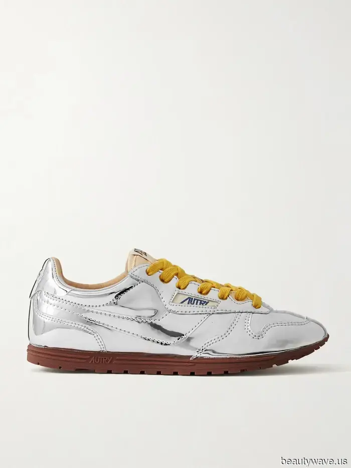 Wenn weiße Turnschuhe mit Leggings langweilig aussehen, probiere Dakota Johnsons alternative Formel aus.