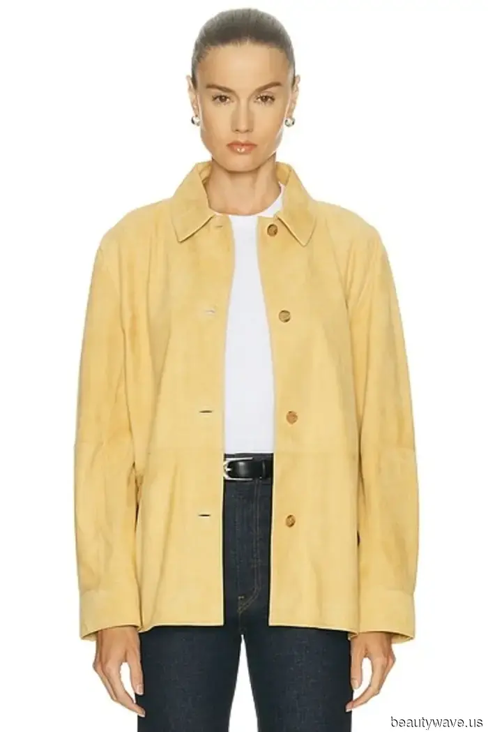 Está aquí: La tendencia de color de primavera 2026 que las chicas it están usando con Uggs altos y leggings negros.