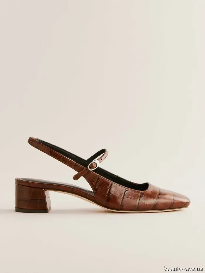 Für einen schickes Nachtleben im Jahr 2025 bedeutet es, diesen '90er-Shirt-Trend und den Absatzschuh-Trend mit einem Minikleid zu tragen.