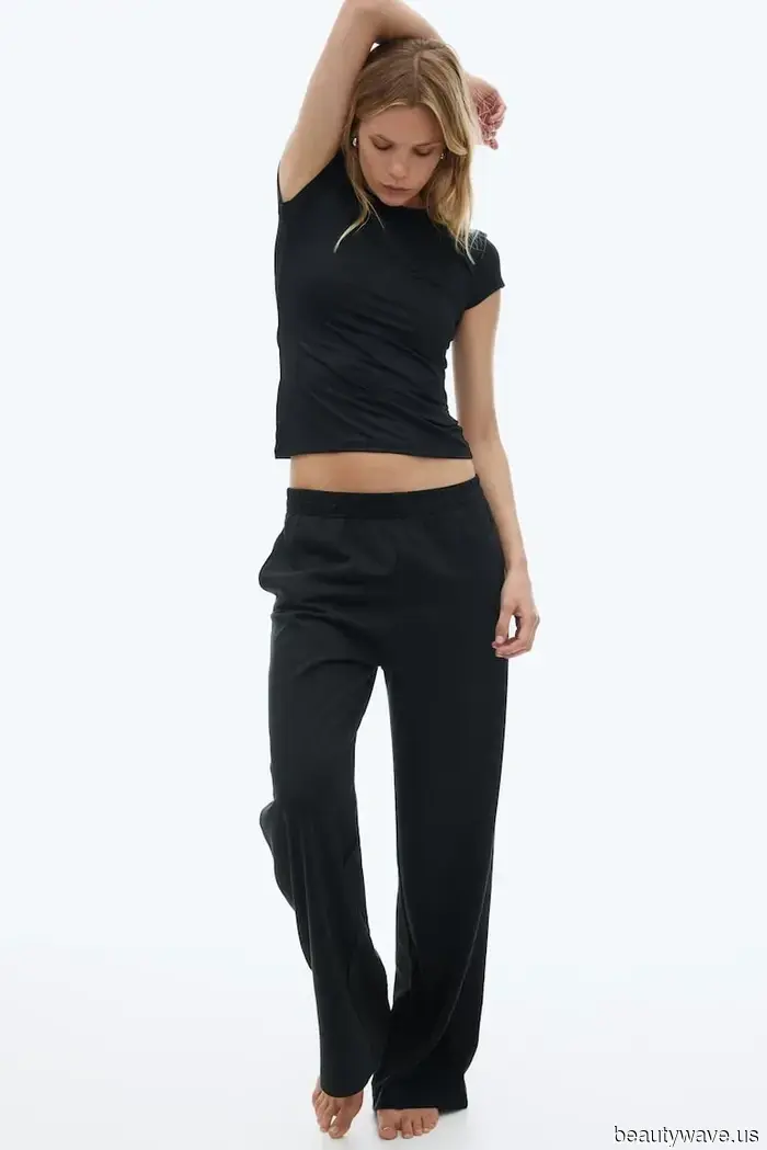 Lucir elegante en el aeropuerto en 2025 significa llevar esta tendencia de zapatos con jeans de pierna recta.