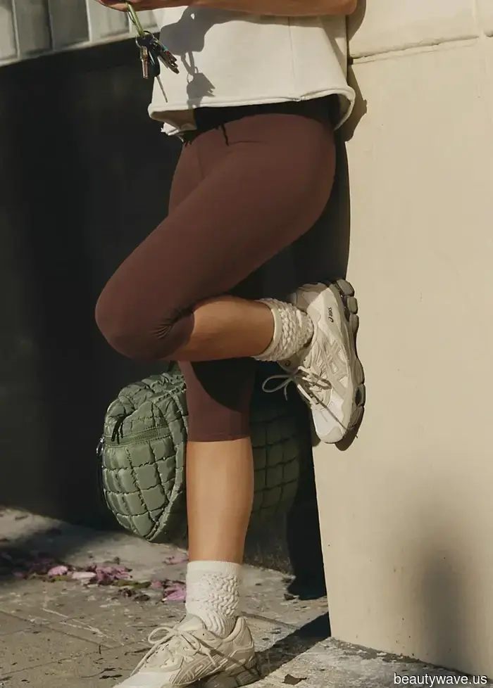 Scambiare i tuoi leggings neri con questa tendenza di colore più sofisticata è così 2026