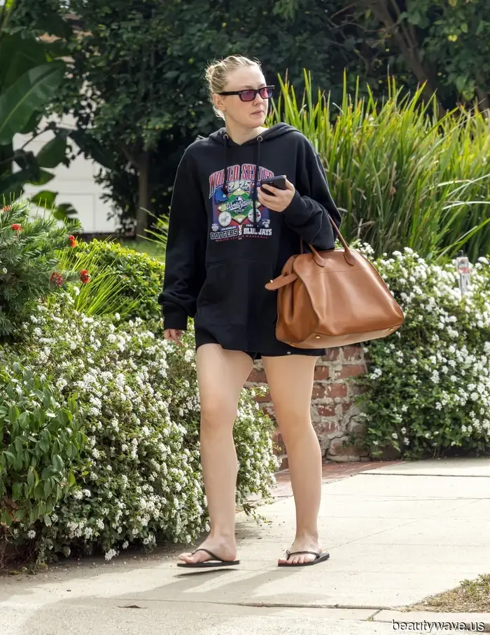 Wenn Prinzessin Diana eine Margaux-Tasche hätte, würde sie sie so stylen, wie es Dakota Fanning gerade getan hat.