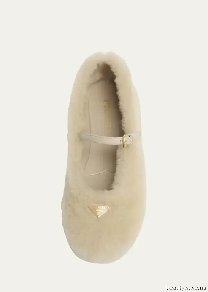 Questo è il modo di New York di indossare i jeans anti-tendenza del colore con cui le donne francesi sono ossessionate.