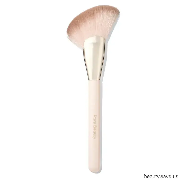 Sono un'editor di bellezza ossessionata dal bronzer&mdash;Questi 7 pennelli sono il mio segreto per un bagliore perfetto