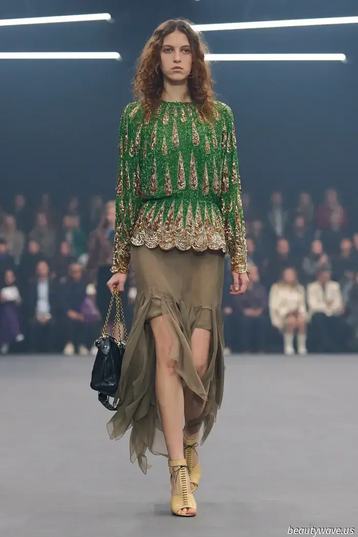 Alessandro Michele bringt sanfte Eleganz und zarte Romantik für Valentinos Frühjahr 2026