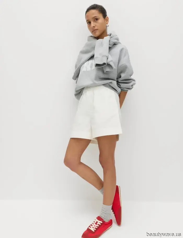 Petite women understand that pairing shorts with flat shoes always appears sophisticated.