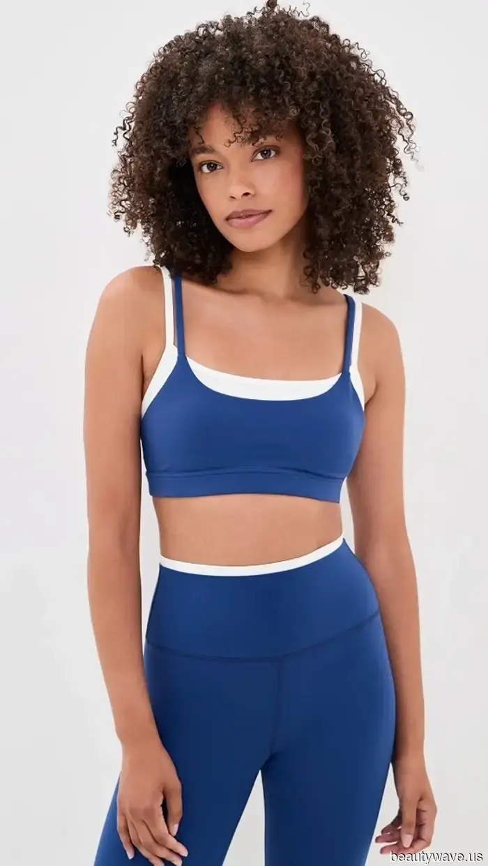 Überall, wo ich 2026 hinschaue, tragen coole Mädchen diesen BH-Top-Trend mit Leggings.