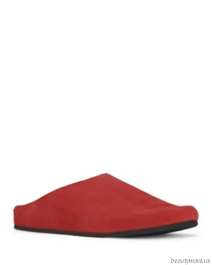 Weder Ballerinas noch Loafer — Amelia Gray hat gerade in Italien den Trend zu flachen Schuhen getragen, der diesen Herbst überall zu sehen ist.
