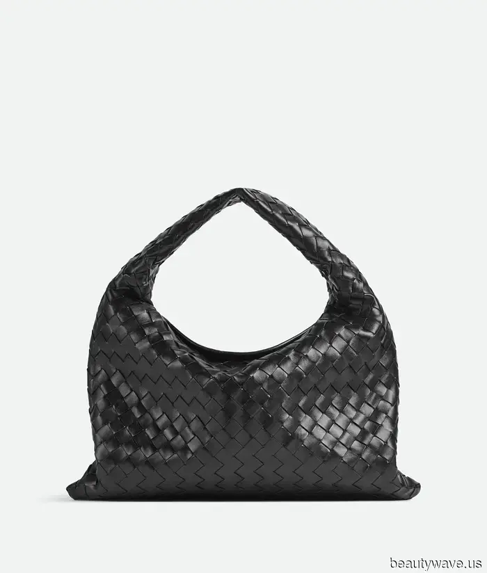 I reside in NYC, and here are the 8 items I observe moms wearing during drop-off.