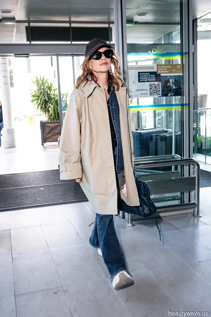 Per i viaggi in aeroporto, le donne francesi sanno che questa combinazione di jeans e scarpe da ginnastica è l'abbinamento perfetto.