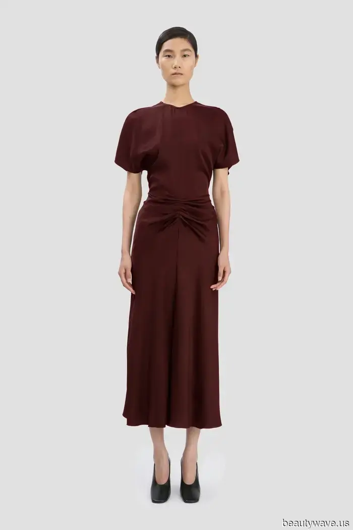 Victoria Beckham acaba de usar el color de zapato que hace que los vestidos burdeos se vean extremadamente elegantes.