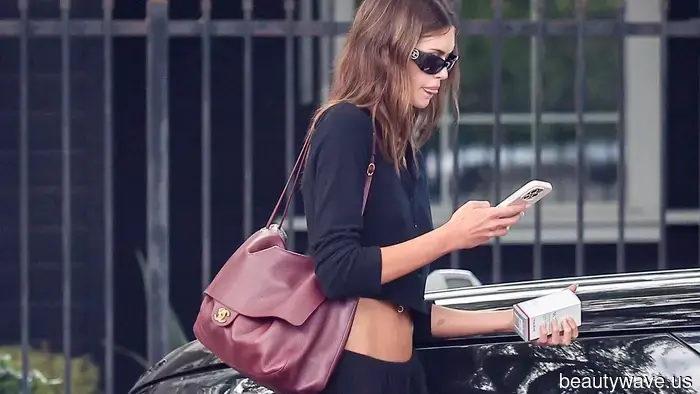 FYI: Esta es la forma 2026 de llevar botas Ugg y un bolso Chanel