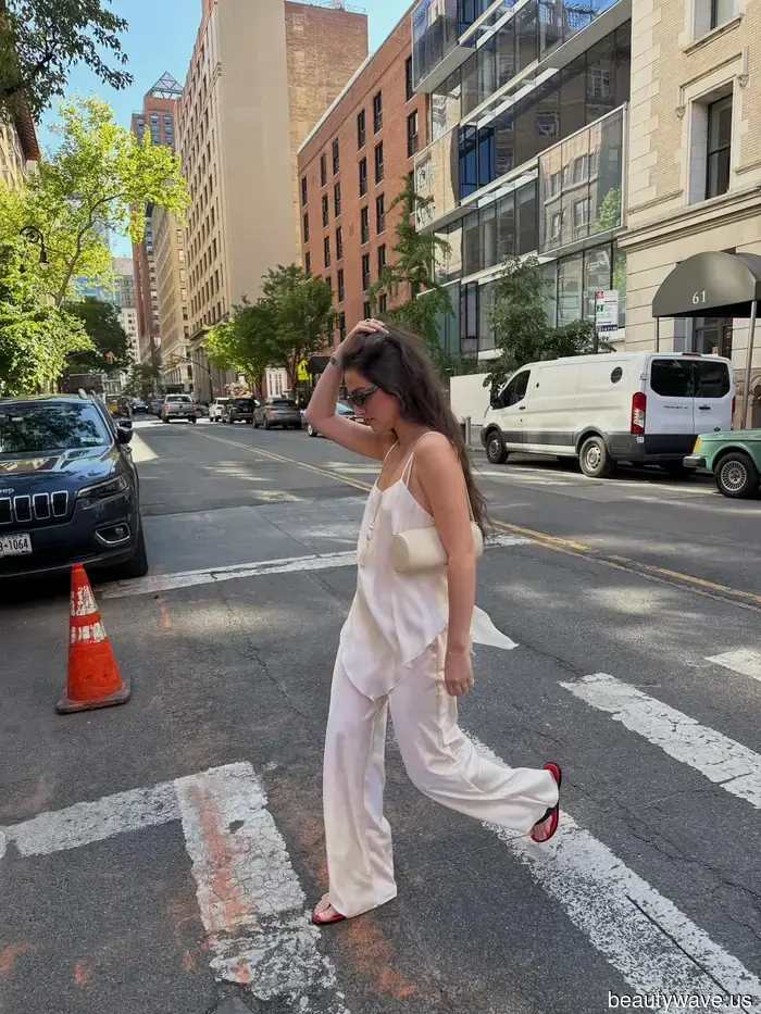 Es oficial: De repente, todos están usando estos zapatos de alta calle codificados por The Row este verano.