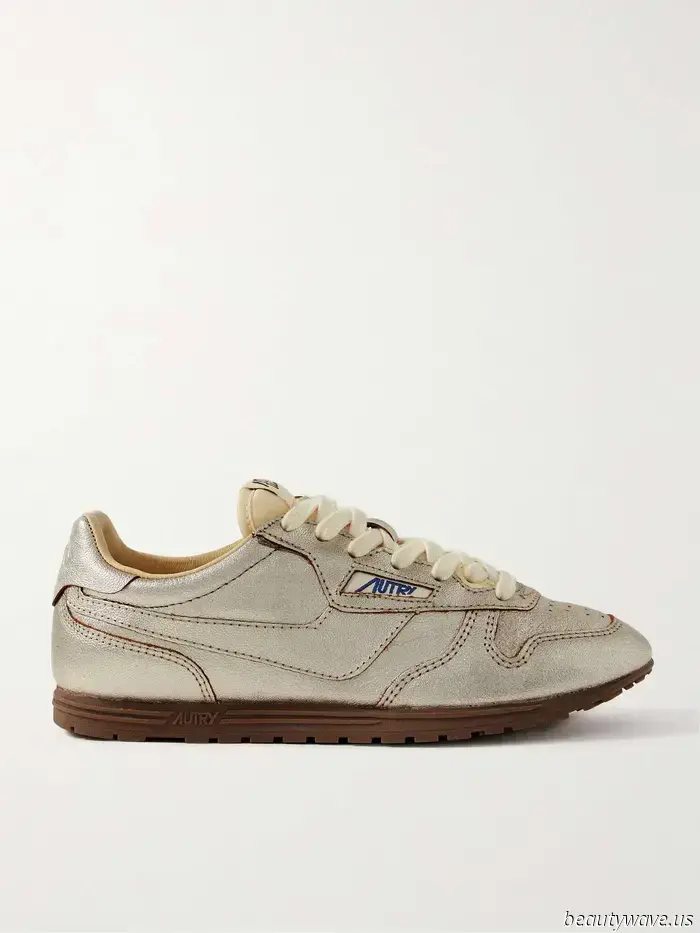 8 zapatillas elegantes para llevar a la oficina, según editoras de moda con estilo